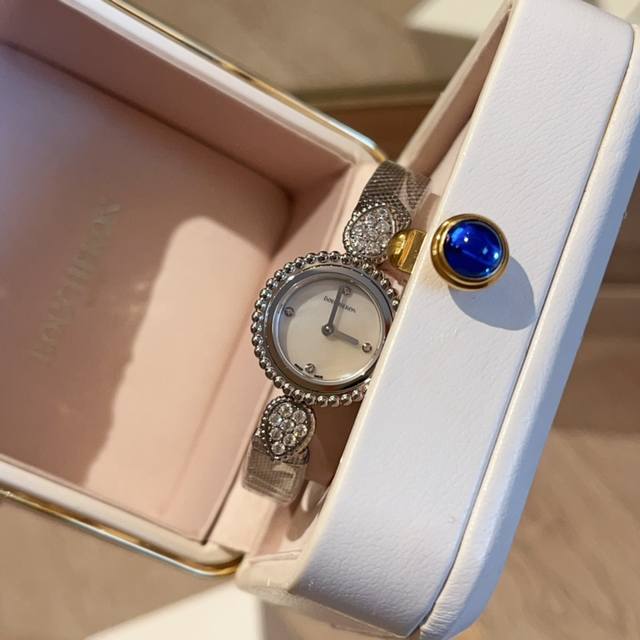 光圈 钻 全新高品质：Boucheron 宝诗龙的serpent Boheme 系列腕表诚意上市！ 浪漫的波西米亚风， 优雅而柔美；以经典的水滴形和圆珠包边设计