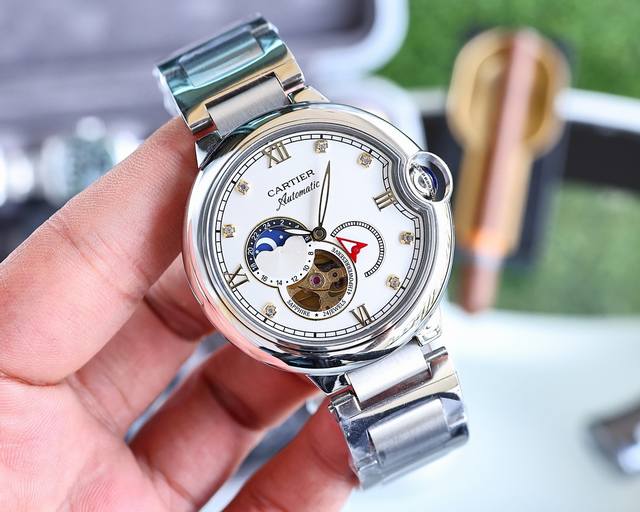 同价 蓝气球系列 精致百搭 最新 ：卡地亚多功能设计 类型 ：精品男士腕表 表带 ：316精钢表带 机芯 ：全自动机械机芯 镜面 ：矿物质强化玻璃 更高清 品味