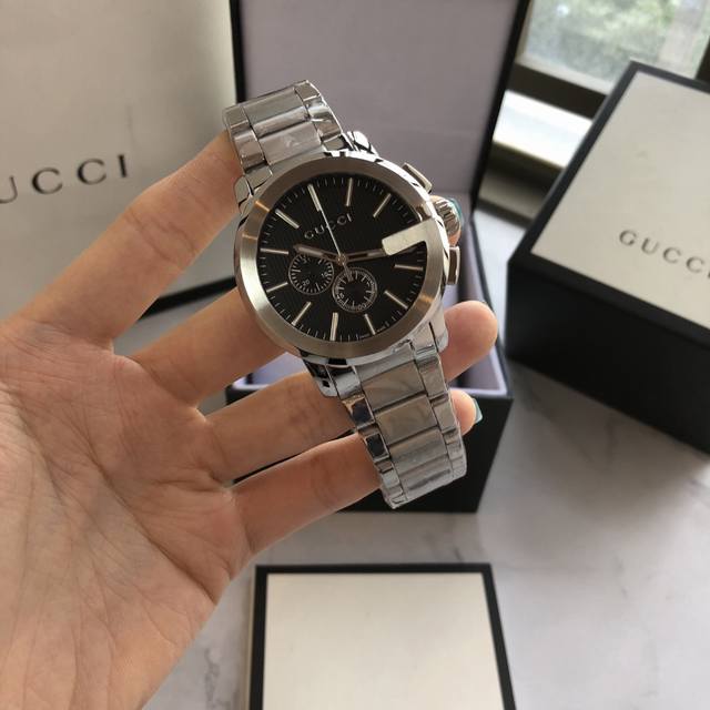 白 黑 ，Gucci古弛海报款石英计时男表，表径44Mm，标志性大g表盘设计，白色扭索装饰表盘，316精钢表壳，高级镀膜玻璃，防水50米，