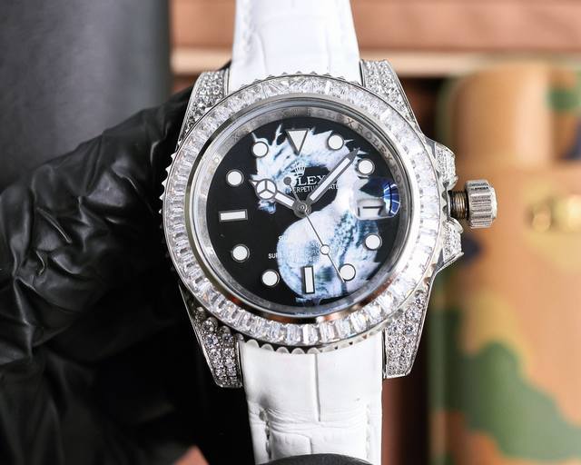 劳力士顶级玩物毒货，不喜欢撞款街表水鬼的你，他绝对是你的知音。用劳力士最经典的潜航系列水鬼作为原型，经过圈口的二次改装，然后镶嵌顶级天然皓石，大闪亮，难度极高，