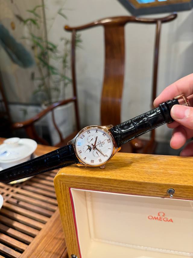 白壳 玫瑰金 钢带+20。 大蝶飞升级多功能款 采用多功能3836机芯 品质有保证 壳身侧边选用精致拉丝工艺 一直被模仿 认准图片机芯 经典升级 优雅热卖 欧米