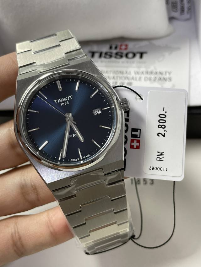 天梭最新款 最新款 最新款，T137410.Prx 瑞士机芯，蓝宝石玻璃，316瑞士钢，100米深度防水，开关生耳换表带方便快捷，表大小40Mm、超强夜光。