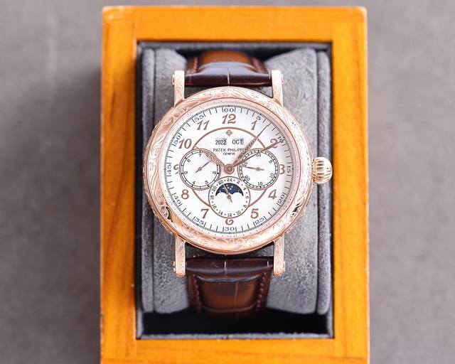 铁划银钩 苍劲有力 高颜值新品 古朴。复古。精湛的工艺！ 年度最佳典藏之作 百达翡丽古典超级复杂多功能 万年历功能腕表 团队历时两年多精心设计，不计成本，敢为人