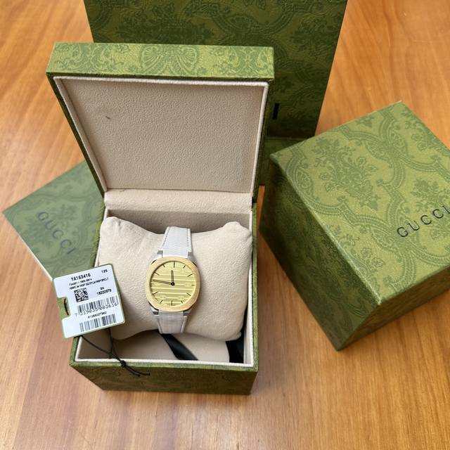 现货，现货gucci 古驰25H系列腕表，流线型设计灵感源自当代建筑的流畅造型，采用轻薄的多层表壳和五链节精钢表链，搭配品牌字母交织图案标识。Gucci 25H