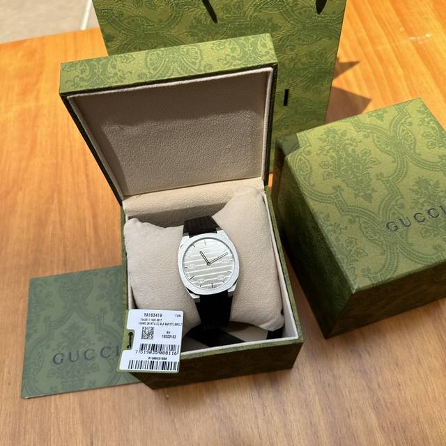 现货，现货gucci 古驰25H系列腕表，型号ya163407，流线型设计灵感源自当代建筑的流畅造型，采用轻薄的多层表壳和五链节精钢表链，搭配品牌字母交织图案标