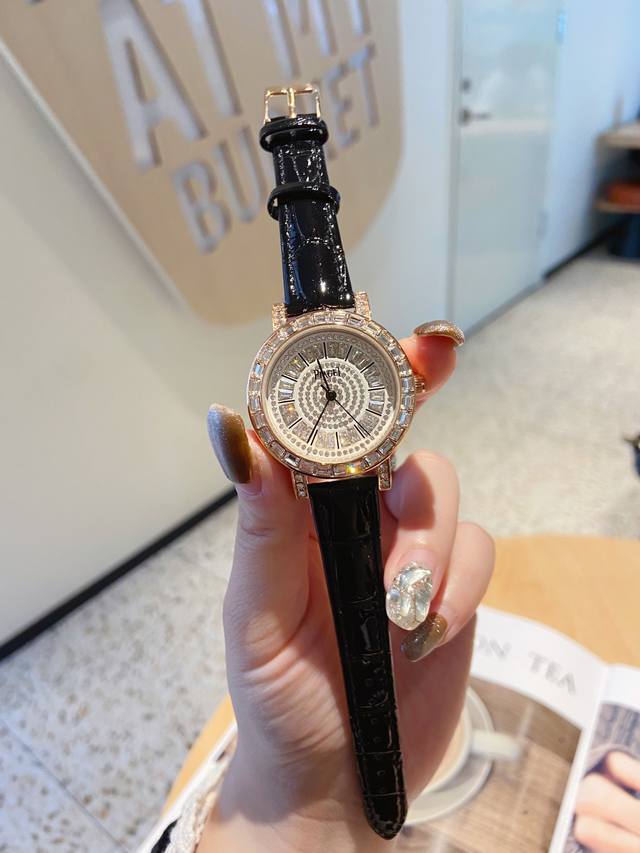 皮带 伯爵-Piaget时尚石英女款，来自possession系列诚意推荐，魅力十足的臻品采用瑞士石英机芯，水晶玻璃镜面，表圈可360度旋转，在不经意的旋转之间