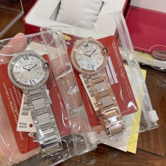 卡地亚蓝气球新款女表系列！奢华版 设计大气且耐看 而且一点也不过时 气质入手瑞士石英机芯百搭尺寸36Mm采用高级珍珠贝母制作出表盘优雅精致表盘上奢华镶奥地利水方