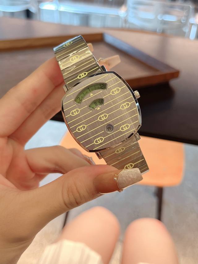 白 金 夜光粉 古驰假日派对igrip系列腕表压轴登场！情侣情侣对表！他来了，他来了，面对灯光闪烁的现场，Ta丝毫不怯场。一出场就锁住所有人的目光。出席派对还得