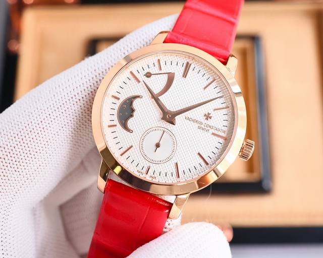 白 -金 钻+100 全钻面+200。江诗丹顿传袭系列月相腕表搭配直径36毫米 圆形白金表壳，表圈、表耳和表冠镶嵌了总重约1.2克拉的81颗美钻 白色珍珠贝母表