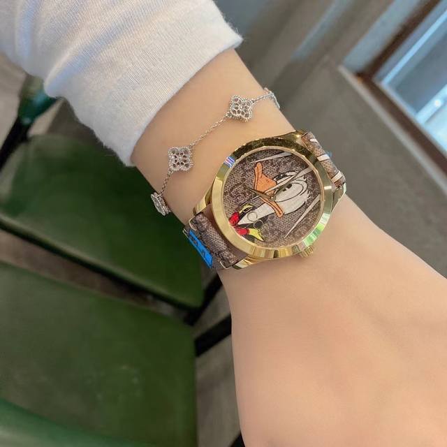 Gucci G-Timeless系列腕表 型号ya1264167每一季都会融入新颖别致的印花和图案，带来令人耳目一新的设计。具有传奇色彩的迪士尼动画角色为品牌最