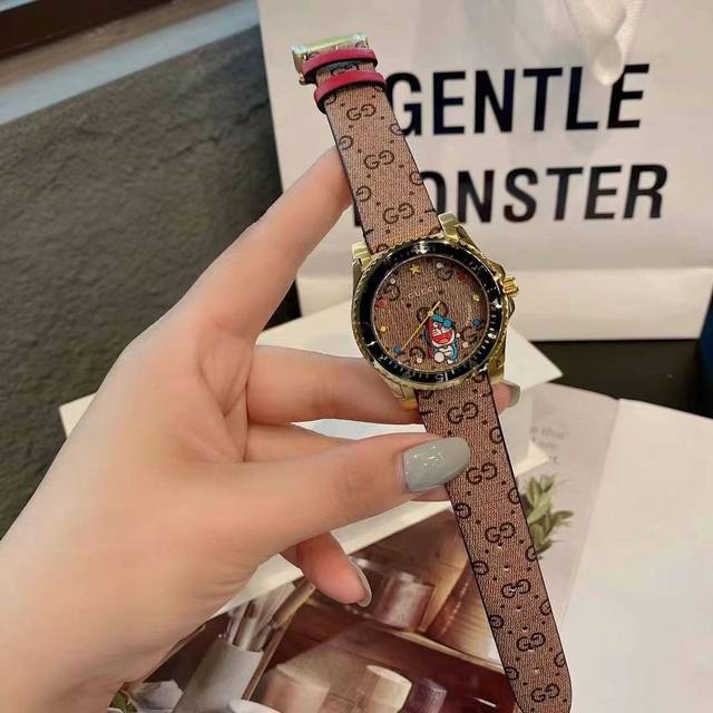 古驰 向哆啦a梦许下2021的第一个愿望一定会实现今年gucci哆啦a梦的联名被很多人说太走心了！真的是可可爱爱没有脑袋[嘴唇]两个牛角再搭配老花的经典颜色，简