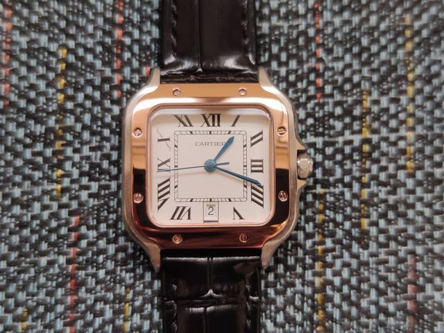 白壳 玫壳 卡地亚山度士表壳，精钢材质表盘 钢蓝经典罗马字表针，采用进口机芯，尖晶蓝宝石把冠，搭配进口小牛皮，尺寸:28Mm