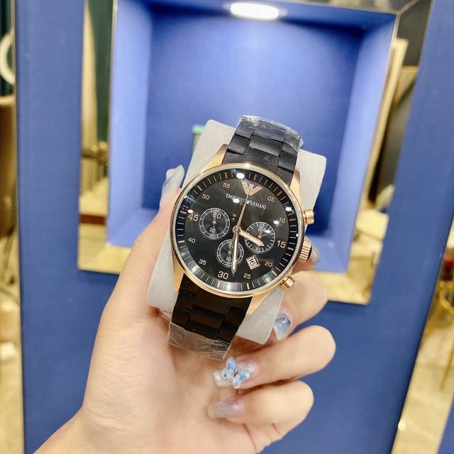 型号：Ar5905 5906 表壳：316L精钢 表镜：矿物质强化玻璃 表带: 硅胶包钢表带 尺寸：42Mm 38Mm 厚度：13Mm 经典简约黑金格调 时尚潮