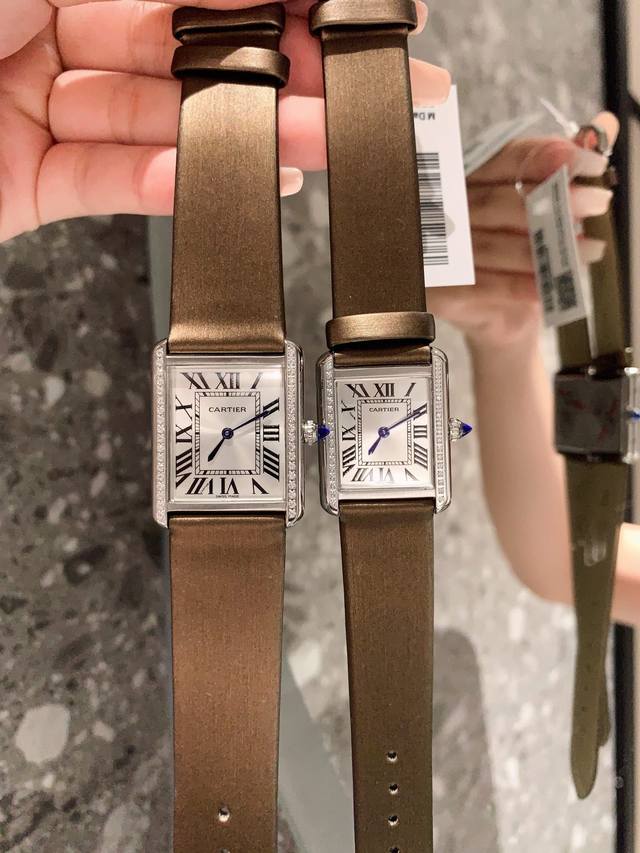 光圈 钻圈 卡地亚坦克must系列tank Must 进口石英机芯，316L精钢表壳， 皮带：缎面绢丝 黑灰色 茶棕色 酒红色 真的让你气质满满斯文优雅！！！！