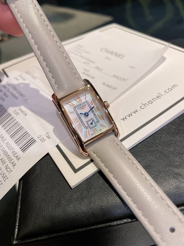 米灰色 光圈 半钻 满钻 最火浪琴超好看的 小姐姐们赶紧入手 浪琴-Longines戴卓维纳系列 精致两针半女士腕表 316精钢表带 直径33*22Mm厚7M