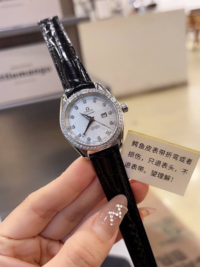 新品欧米茄海马系列 鳄鱼皮 白壳 金色 钻石圈20 专柜爆款，独家首发！ 欧米茄海马系列aqua Terra女士腕表环镶璀璨美钻，诠释精致迷人风范。 这款精钢腕