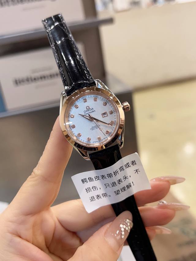 新品欧米茄海马系列 鳄鱼皮 白壳 金色 钻石圈20 专柜爆款，独家首发！ 欧米茄海马系列aqua Terra女士腕表环镶璀璨美钻，诠释精致迷人风范。 这款精钢腕