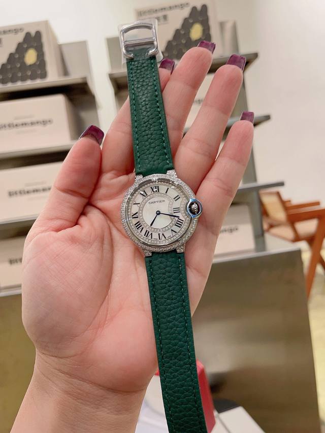 白 金 卡地亚 36Mm 瑞机 鱼眼玻璃 磨砂扣 匠心之作卡地亚蓝气球，精致36Mm石英腕表，传统三针设计 星空运转 时间流淌 特殊工艺镶钻，个性 完美 搭配鱼