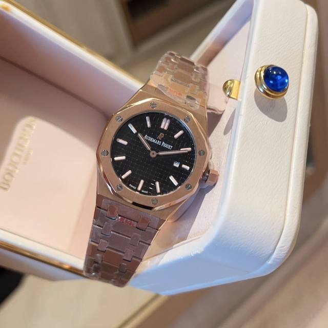 白光 金 钻20 Ap-表壳材质采用精钢 配有矿物防花玻璃 具有高强度防刮 表圈有光圈和钻圈～由个人喜欢选择-手工和机器镶嵌40颗高亮度莫桑钻 日本进口机芯 表