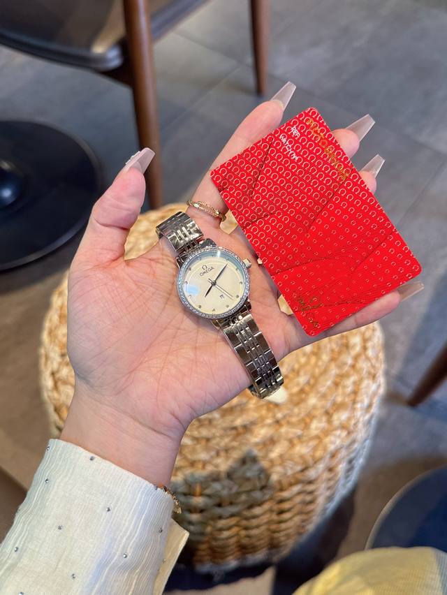 欧米茄-Omega 女士腕表 进口石英机芯 316L精钢表壳 直径34Mm厚8Mm该款腕表备受女性喜爱，四季衣服搭配，尽显优雅在不同的场合映耀着她们各自的独特个