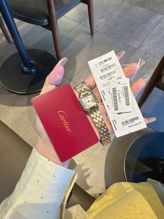 卡地亚 猎豹手表，新款 无刻度面 华丽而不羁，是panthère De Cartier猎豹所传达的美学风格。它线条流畅，魅惑动人，柔软服帖于腕间，宛若在肌肤上翩