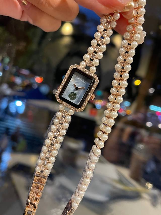 短带 ，长带+20。玫瑰金 香奈儿chaenl高端珍珠手链女士小香风山茶花系列女表 ！气质百搭 ！高端大气！机芯采用进口日本机芯！真正做到极致的一款珍珠手链腕表