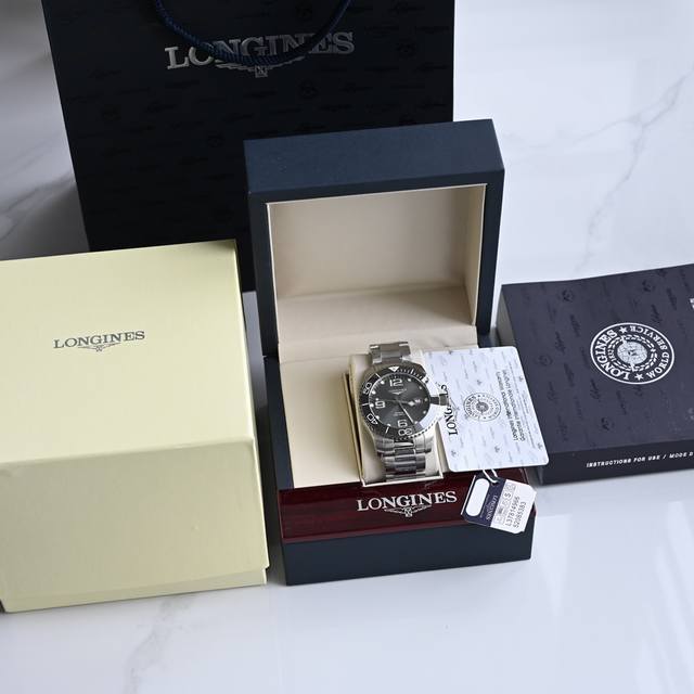 浪琴-Longines，康卡斯潜水系列男士腕表，浪琴中的水鬼，防水达300米，表径43Mm，自动机械2824机芯型号s T 1900，后盖原装壳套、简约时尚，商
