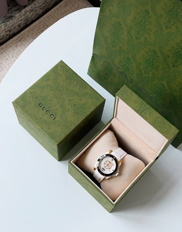 Gucci Dive 白色猫头鹰腕表强势来袭！这是我目前看到gucci最有诚意的一块腕表，质感方方面面很称手没有了以往时装表那种单薄感～ Gucci里面手表最顶