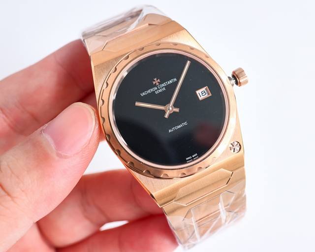 统一价： 复古且时髦，深受众多明星追捧 江诗丹顿重新重磅推出历史名作系列标志性豪华运动型腕表以纪念品牌成立222周年。 表壳：尺寸37Mm X8Mm酒桶形采用三