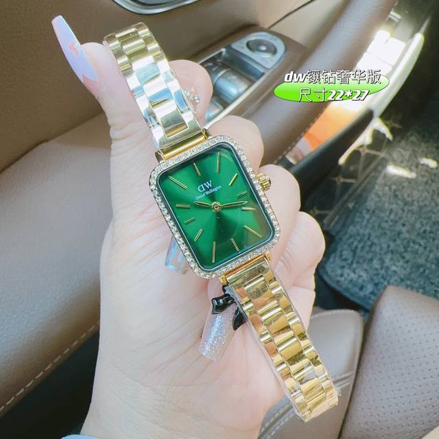 钢带 2024年夏季dw 新品低调奢华女款古董表，小方表 石英机芯，合金材质与白金电镀，整体质感和气质都变了，精致感upup搭配小巧壳形，上手效果完美！尺寸22