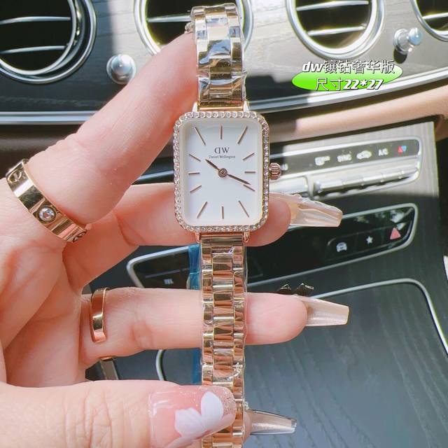 钢带 2024年夏季dw 新品低调奢华女款古董表，小方表 石英机芯，合金材质与白金电镀，整体质感和气质都变了，精致感upup搭配小巧壳形，上手效果完美！尺寸22