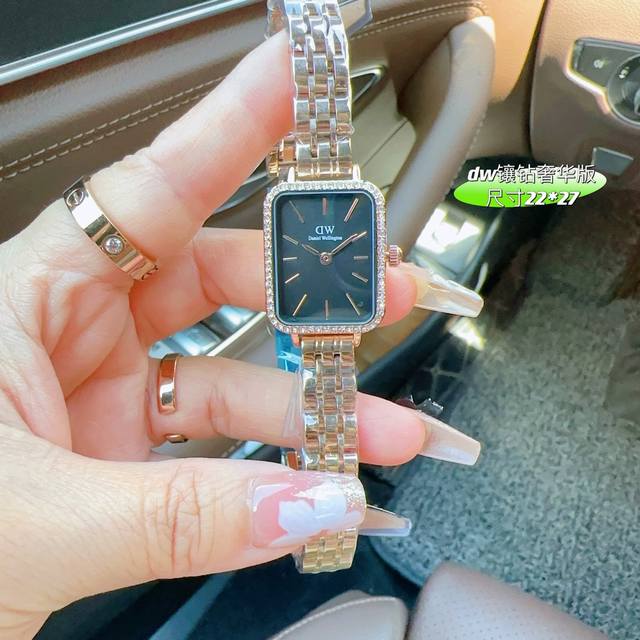 钢带 2024年夏季dw 新品低调奢华女款古董表，小方表 石英机芯，合金材质与白金电镀，整体质感和气质都变了，精致感upup搭配小巧壳形，上手效果完美！尺寸22