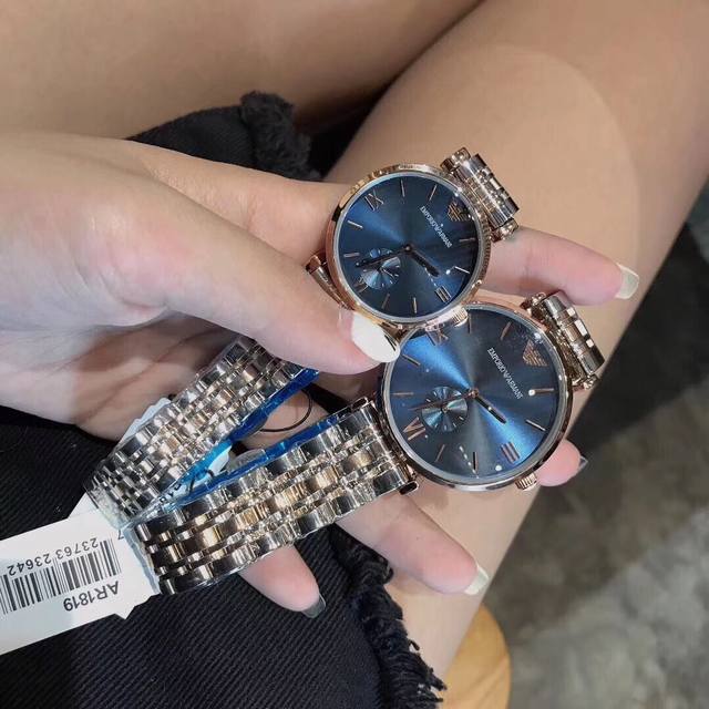 Armani 阿玛尼经典表简约时尚石英情侣对表 表盘直径：男40Mm 女32Mm，表壳表带材质;釆用316 精钢打造，机芯：原装进口石英机芯，走时精准，尽显时尚
