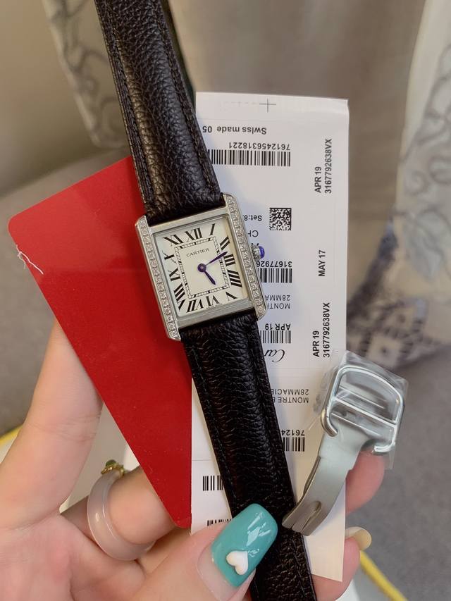 白钻 Factory Tanksolo卡地亚坦克系列复古腕表 Tank 坦克系列！字面采用立体凸出，316L精钢版，情侣对表，进口瑞士机芯，三码合一。中号27M