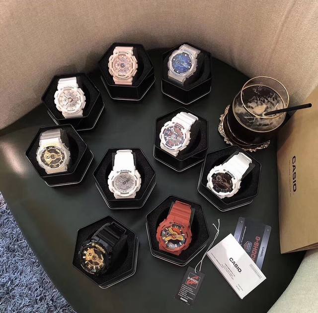 卡西欧手表团购 团购价 专柜全套包装 手提袋 纸盒 铁盒 吊牌 说明书都齐全 主推款式：粉色 黑金 番茄炒蛋 奥利奥 高达 全白 白金 透明金 透明蓝 又是一年