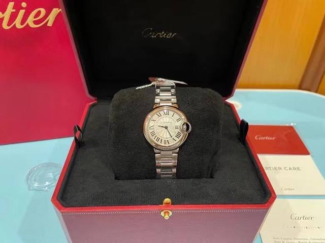 品牌：卡地亚 Cartier 机芯：进口石英机芯 凸面弧形表壳，剑形指针，在卡地亚制表世界中，Ballon Bleu 蓝气球腕表以风格细腻，格调高雅著称。42M
