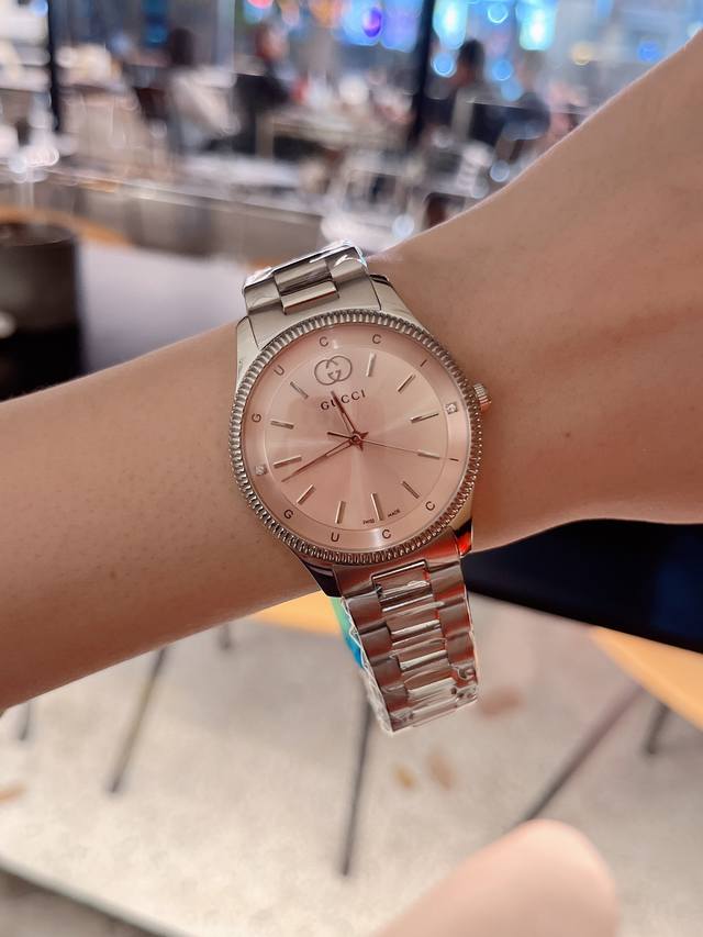 白壳 金壳 新款首创原工厂，大号38Mm小号29Mm到货到货！探索2025早期古董g-Timeless宝石系列。表盘装饰调内的互扣式低g和gucci字母标记，诠
