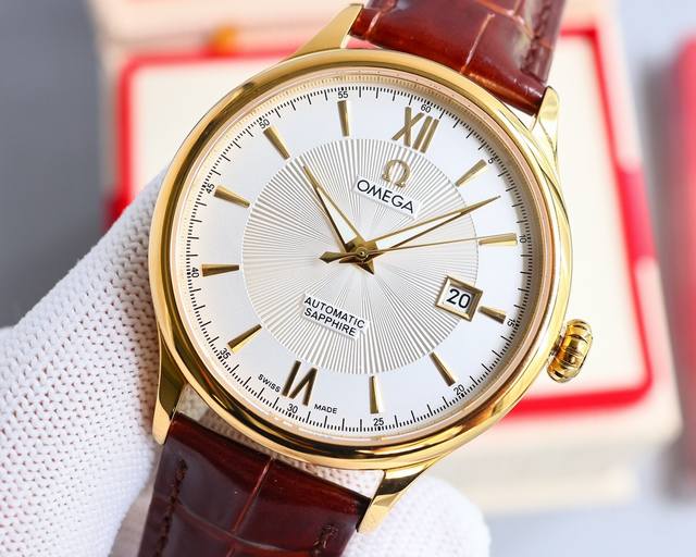 金 。新款欧米茄商务腕表火爆上市！简雅大方，商务优选！该表搭载原装进口9015超薄机芯，每小时振频28800次，性能稳定，零返修！表壳： 釆用316 精钢，蓝宝