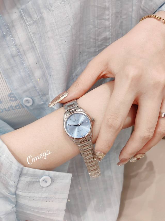 专柜爆款，独家首发！注意区分市场合金货！ 欧米茄：海马系列aqua Terra女士腕表环镶璀璨美钻，诠释精致迷人风范。 这款精钢腕表采用对称设计28Mm表径，非