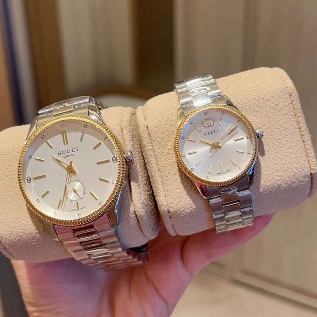 金 男款白 金 新款首创原工厂，探索2025早期古董g-Timeless宝石系列。表径29Mm，表盘装饰调内的互扣式低g和gucci字母标记，诠释时代型格。不染