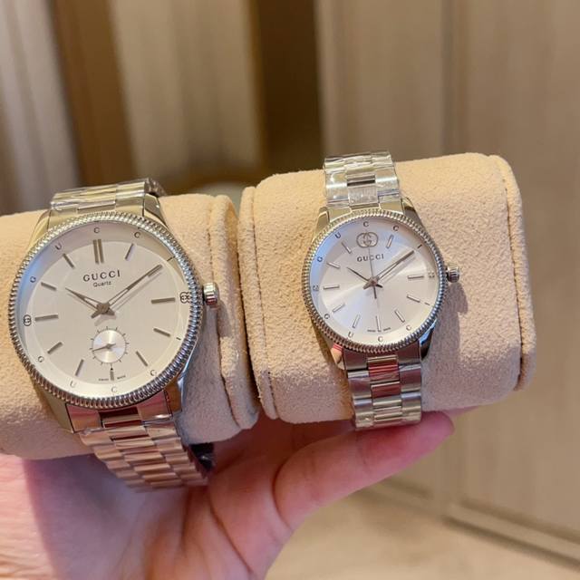 金 男款白 金 新款首创原工厂，探索2025早期古董g-Timeless宝石系列。表径29Mm，表盘装饰调内的互扣式低g和gucci字母标记，诠释时代型格。不染