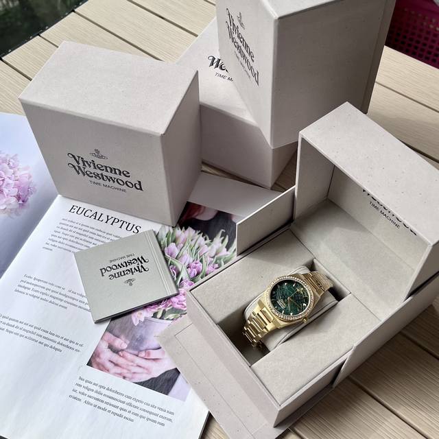 原厂vivienne Westwood 薇薇安西太后系列 西太后的手表真的是神仙打架 印花纹路bling Bling的外圈点缀，有棱有角，让硬派的造型，更多了一