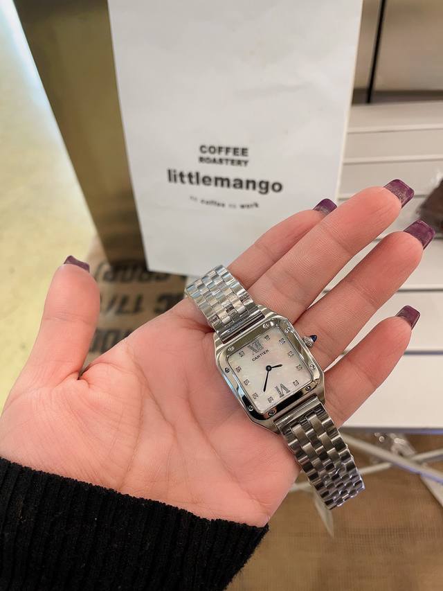 金 钻30#瑞士机芯 Santos-Dumont卡地亚山度士超薄杜蒙系列腕表，知性女士腕表，316L精钢表壳，蓝色尖晶石圆珠把头，阳光射线纹饰磨砂效果，经典罗马