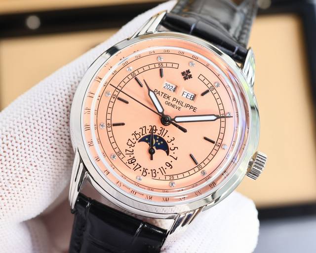 百达翡丽超级复杂功能时计，万年历腕表，直径40毫米，一体冲压成型的双层式精钢表壳，锅盖型玻璃更有立体感。时分指针以巴顿式设计为基础，配以尖长的针尖，这特色造型是