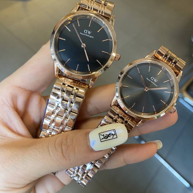 新款dw 32 36两个尺寸！独家新款！张艺兴同款！全新钢带，钢芯材质，三段式相扣的不锈钢表带设计,诠释时髦率性的商务风格，冬日里的温暖更显潮流