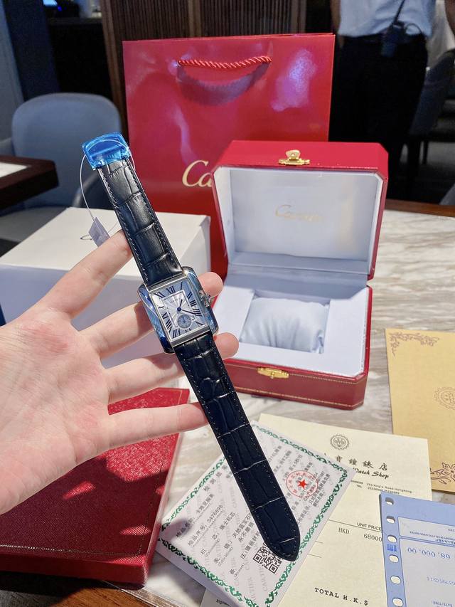 卡地亚腕表系列，长方形设计与罗马时标，营造出与众不同的美感，搭载瑞士石英，316精钢表壳，直径30X39，表盘与表壳全手工镶钻十多种颜色随你搭配，时尚又百搭美美