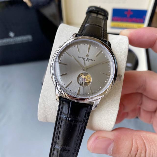 金 。Tw新品：2024新款江诗丹顿传承系列！新款字面到货！独特的镂空表盘，得以一瞥机芯鲜艳的红宝石避震器，金色的摆轮每时每刻都在运转，让你可以感受机械机芯运动