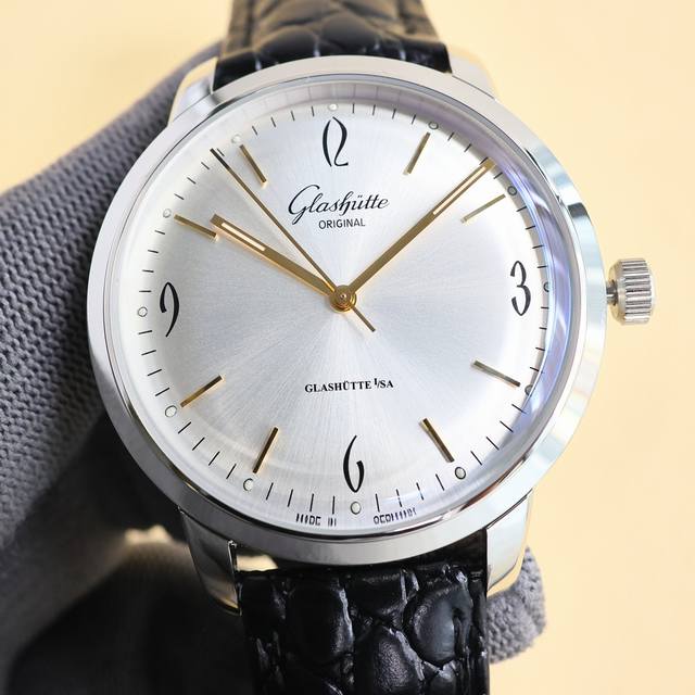 金 Tw Factory2024墙裂推荐 市场最高版本 格拉.苏蒂原创复古系列强势来袭！首次推出的单独搭载6字位小秒盘的腕表！精彩细节如下： 1腕表表径42Mm