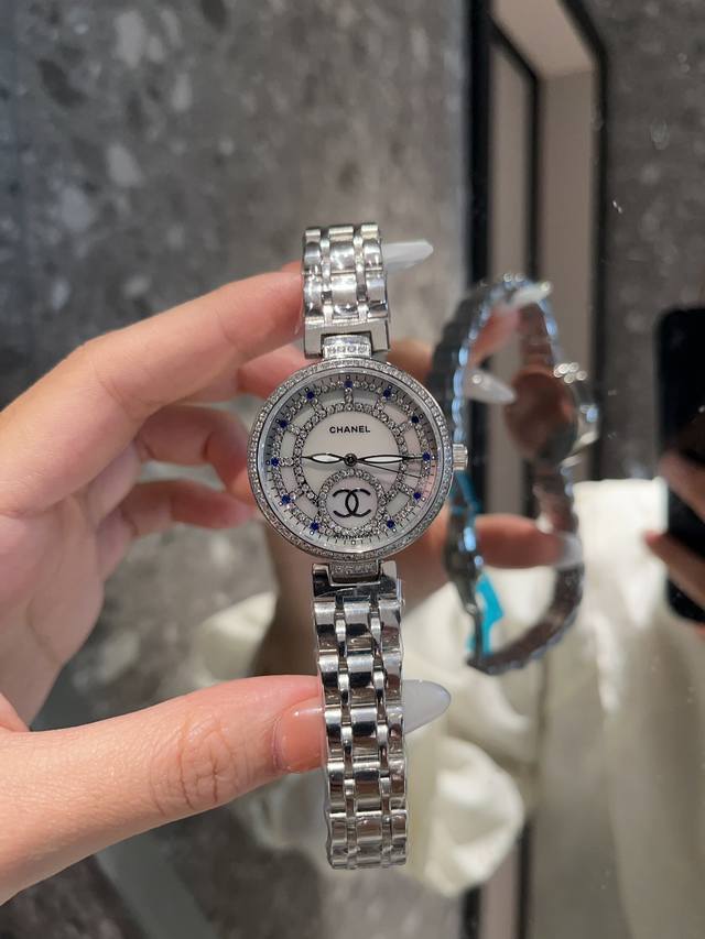 金白同价 时尚石英女款，顶级石英女表进口石英机芯，珍珠贝母表盘双卜蓝宝石玻璃镜面，深度防水，316精钢。极尽奢华质量倾城无懈可击尺寸 32mm*9mm