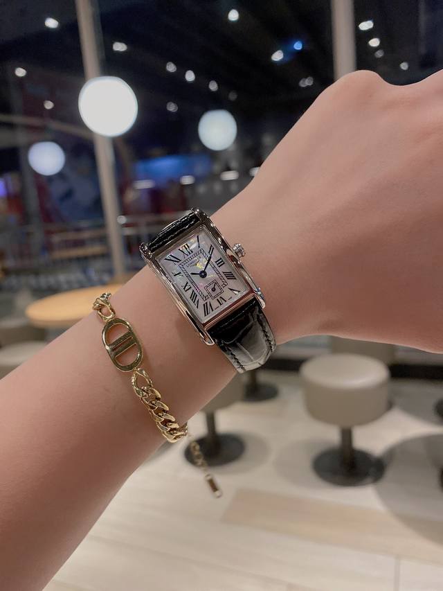 FFF金 贝壳面 最火浪情超好看的 小姐姐们赶紧入手 浪清戴卓维纳系列 精致两针半女士腕表 316精钢表带 直径33*22mm厚7mm 认准MR实拍